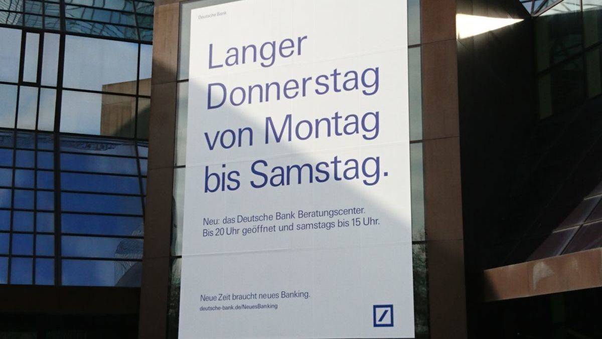 Auch an den Türmen der Deutschen Bank in Frankfurt hängen die Werbeplakate des Finanzinstituts.