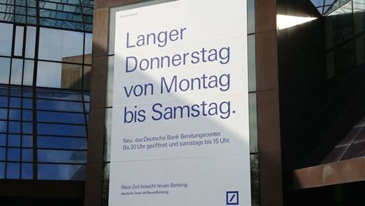 Auch an den Türmen der Deutschen Bank in Frankfurt hängen die Werbeplakate des Finanzinstituts.
