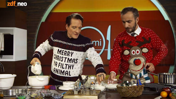 Auch Jan Böhmermann zeigt sich im stilechten Weihnachtspullover, hier beim gemeinsamen Backen mit Bela B.