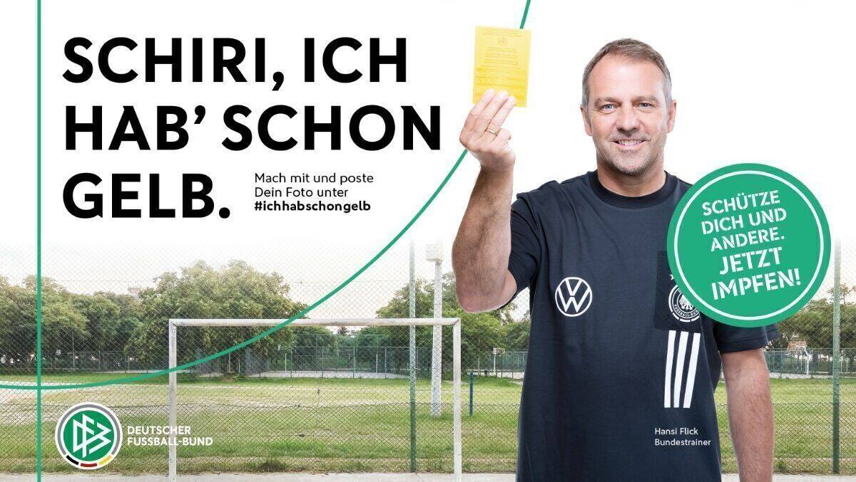 Auch Hansi Flick zeigt für die DFB-Kampagne seinen gelben Impfausweis.