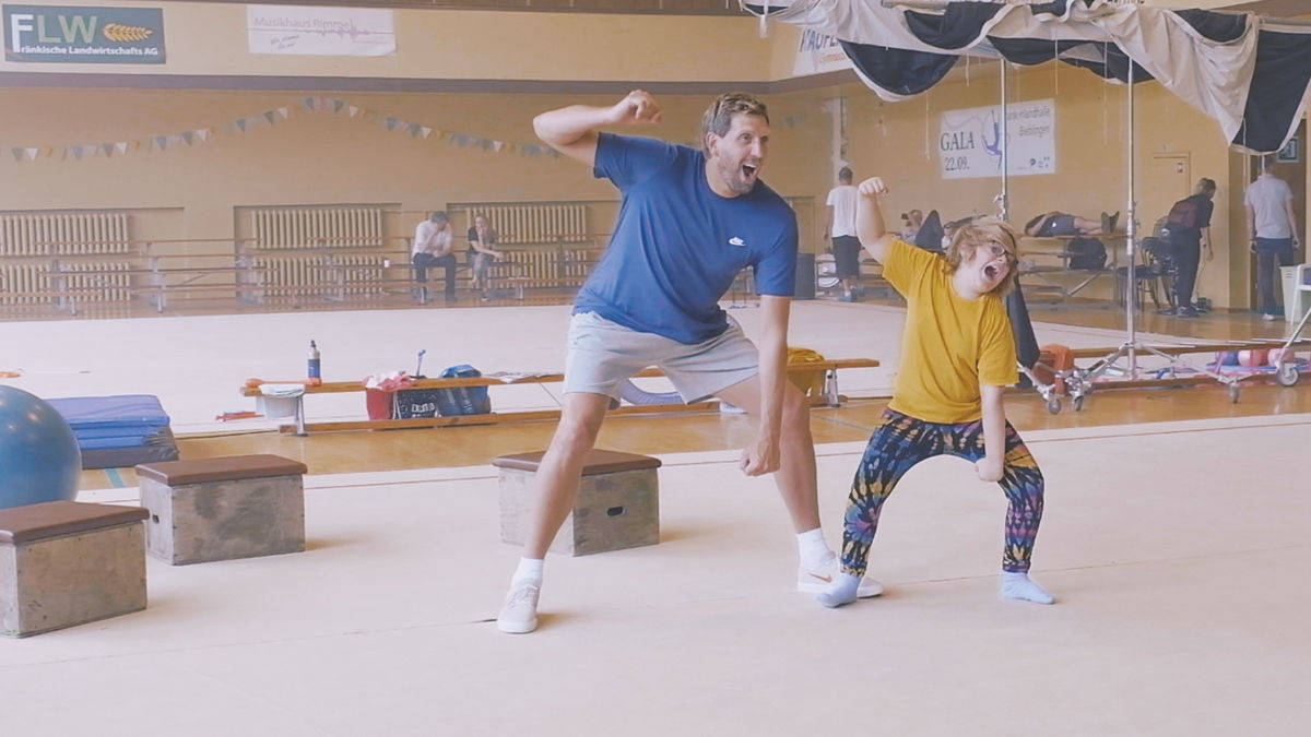 Dirk Nowitzki hilft dem kleinen Tommi dabei als Tänzer groß rauszukommen.