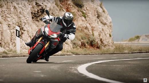 Die erste Kampagne von Track für BMW Motorrad steht unter dem Leitgedanken "Never stop challenging".
