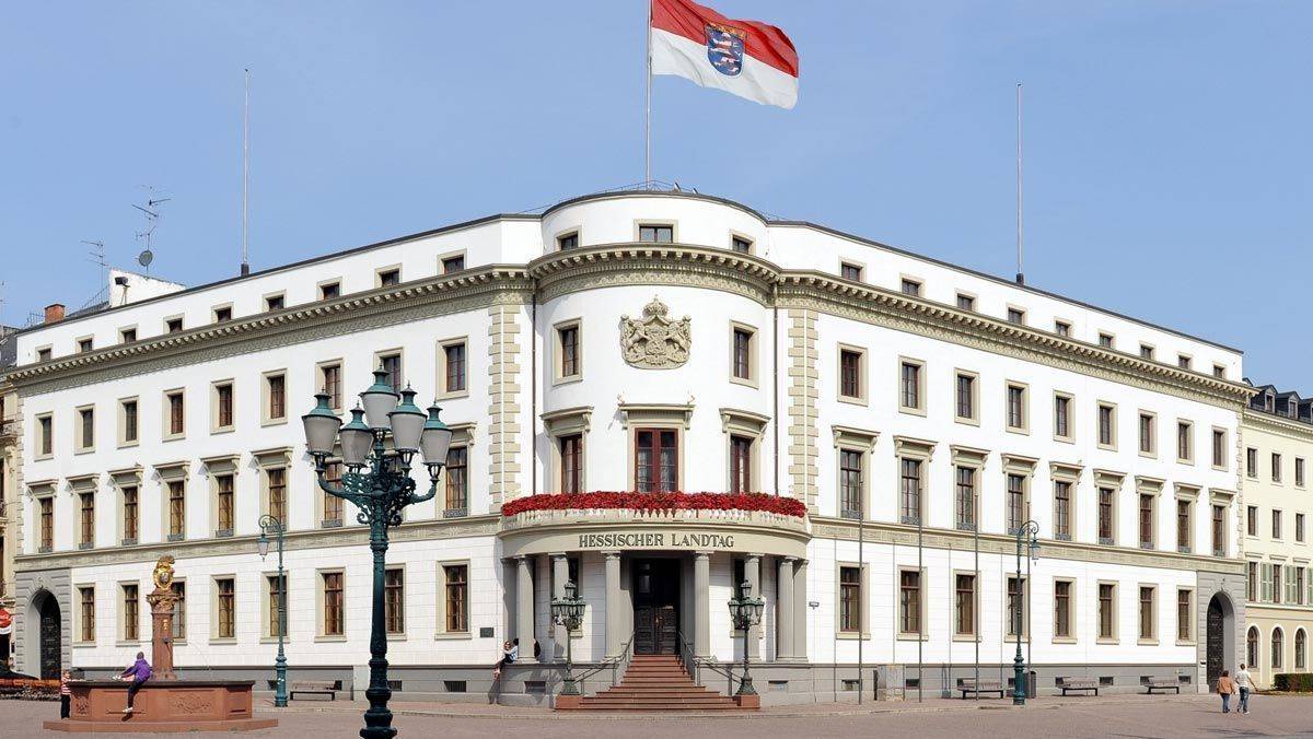 Am Sonntag wird der Landtag in Hessen gewählt; er residiert im Wiesbadener Stadtschloss. Vorab informieren sich viele Wähler im Internet.