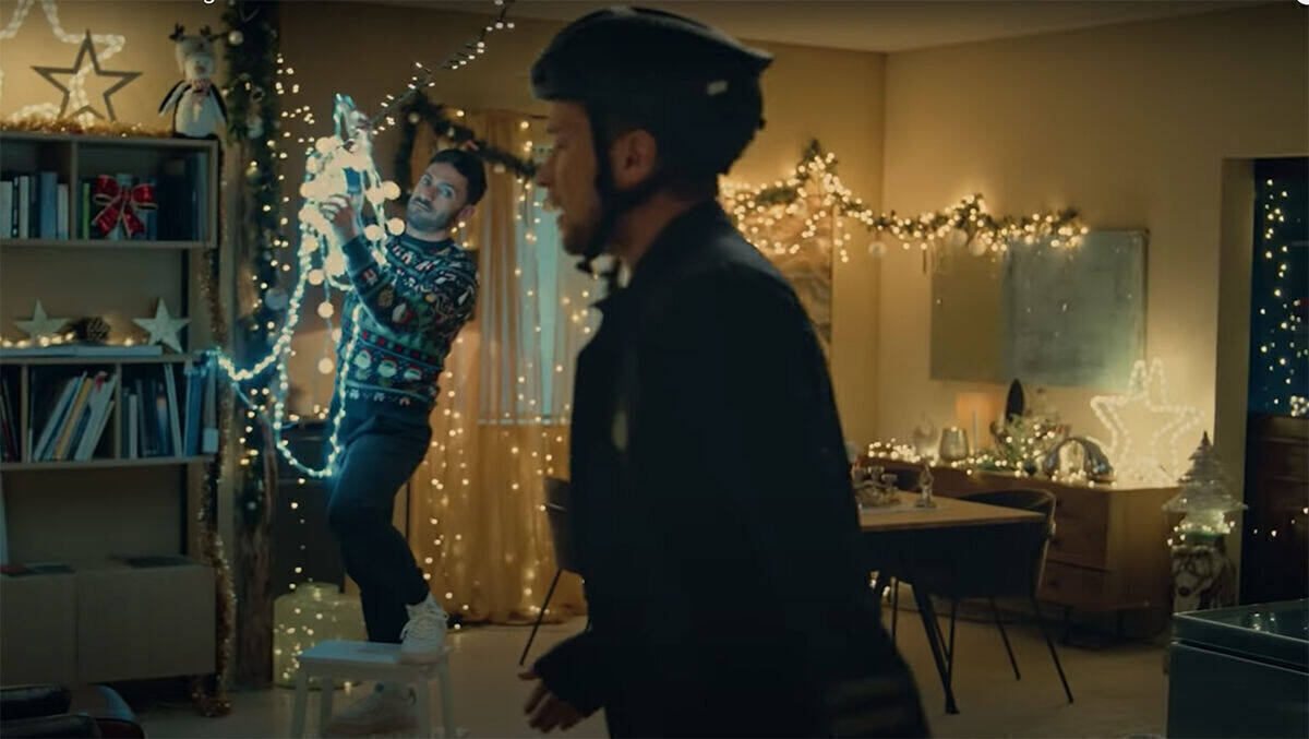 Im Teaser-Spot der Migros trifft ein Weihnachtsmuffel auf einen Weihnachtsfan