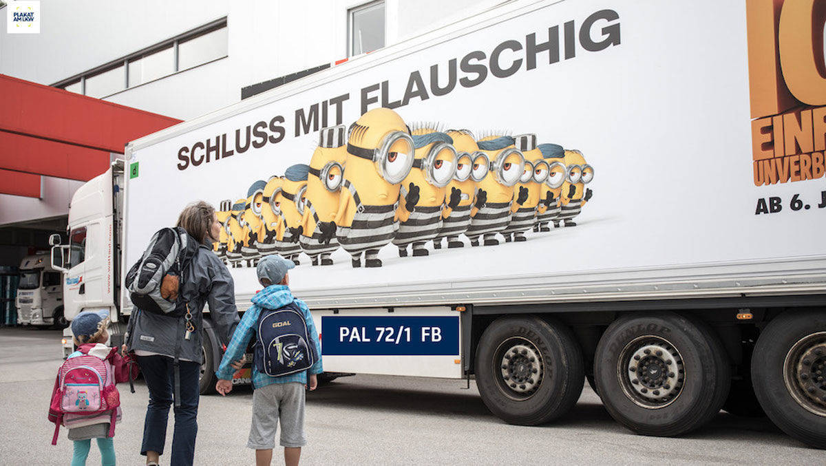 Minions auf Lkw-Flächen fahren über Deutschlands Autobahnen.