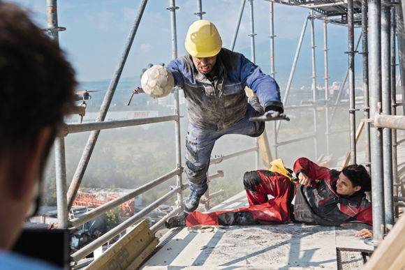 Mewa setzte Parkourläufer als Models ein, die in der Schutzkleidung auf einer Baustelle abenteuerliche Bewegungen vollführten.
