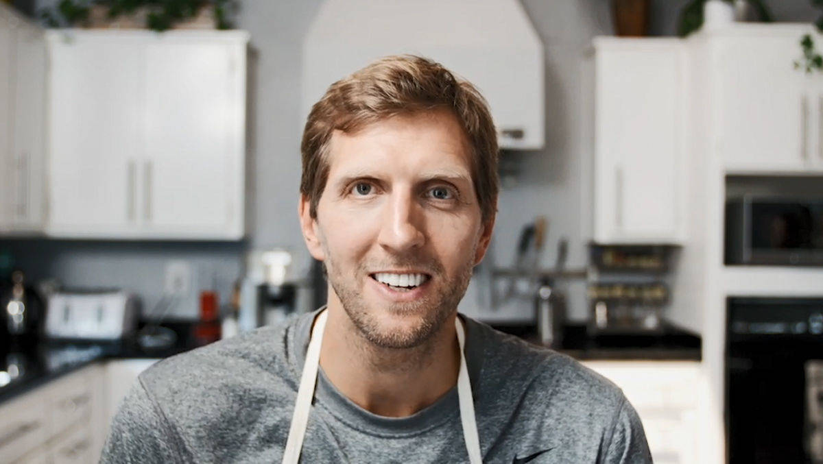 Dirk Nowitzki spielt wieder den Charmeur.