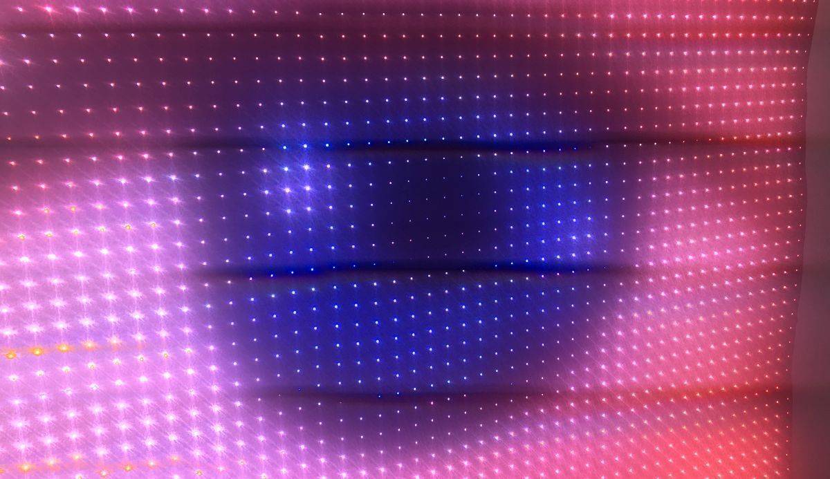 Die LED-Punkte auf der Folie lassen sich digital ansteuern und eigenen sich für die großflächige Darstellung von Content.