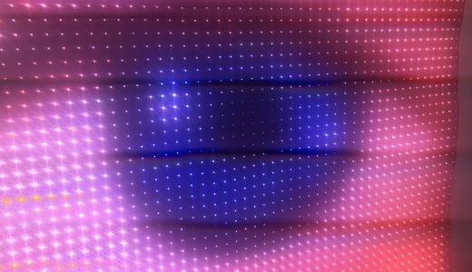 Die LED-Punkte auf der Folie lassen sich digital ansteuern und eigenen sich für die großflächige Darstellung von Content.