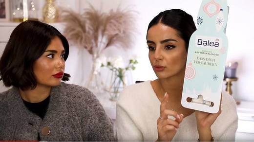 Bloggerin TamtamBeauty (r.), mit Premieren-Gast Taraneh, stellt künftig dm-Produktneuheiten vor.