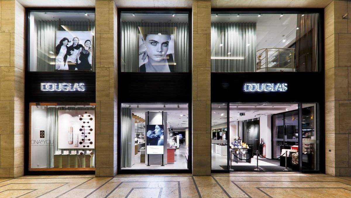 Die Parfümeriekette Douglas hat mit dem Flagshipstore in Berlin einen Beauty-Erlebnis-Tempel mit verschiedenen Services eröffnet.