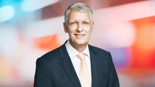 Bernhard Düttmann kümmert sich erstmal weiter um die Krisenstrategie des gebeutelten Elektronikhändlers.