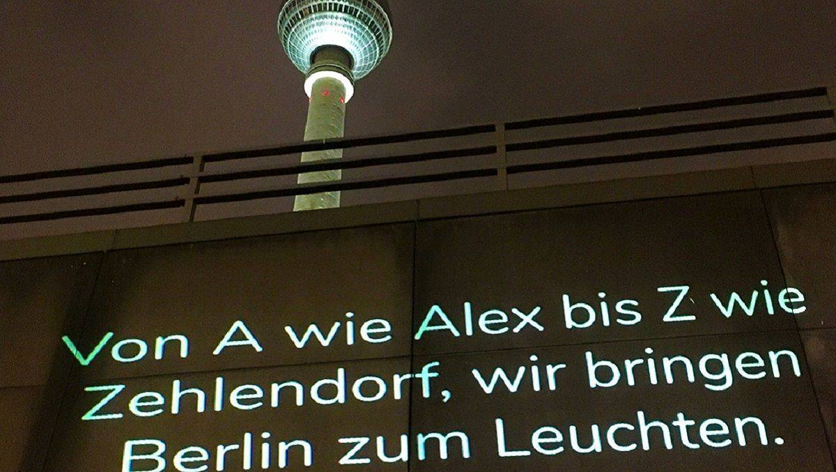 Hier bringt E wie Einfach den Alexanderplatz zum Leuchten.
