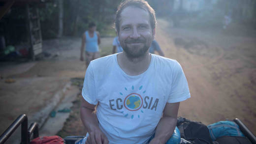 Ecosia Gründer Christian Kroll (hier in Indonesien) setzt sich auch im Hambacher Forst für den Erhalt des Waldbestandes ein.