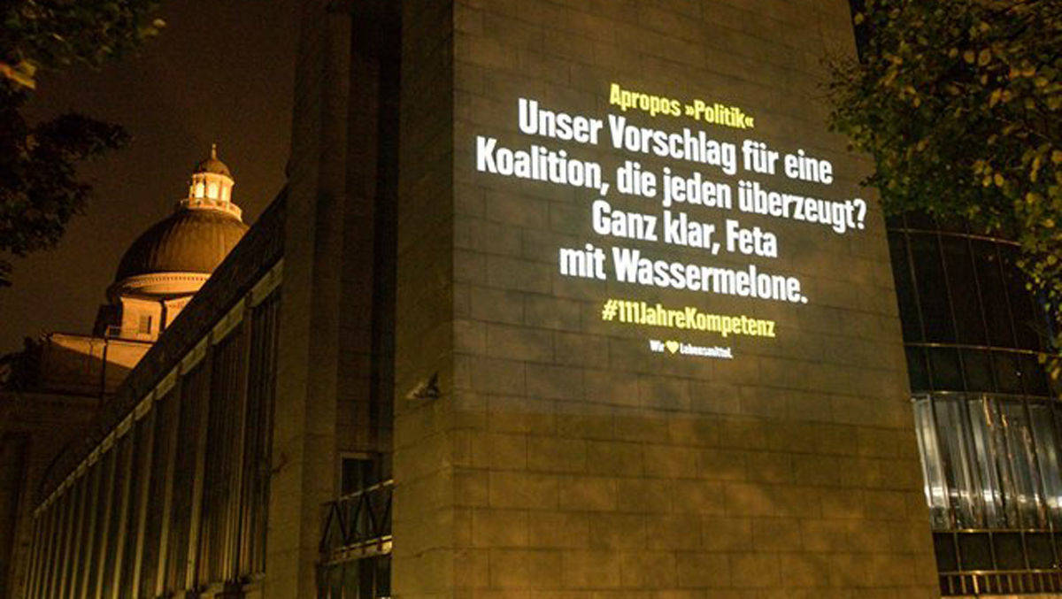 Diesen Spruch hat Edeka jüngst nachts an die Außenwand der Staatskanzlei projiziert.