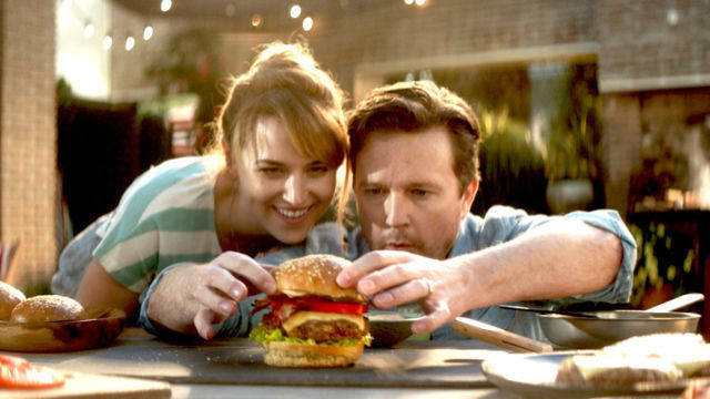Herzstück der am Ostermontag startenden 360- Grad-Kampagne: ein saftiger Burger.