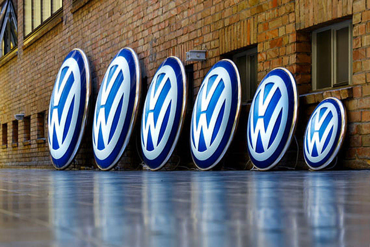 Volkswagen (hier das Logo im Metahaus Berlin) ist nach wie vor der Deutschen vertrauenswürdigste Automarke.