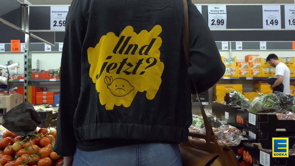 Edeka schlich sich in einen Lidl-Markt und kommuniziert mit Klamotten. Der Zielgruppe gefällt das.