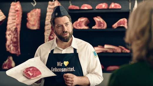 Gleich bekommt der Braten eine Schleife.