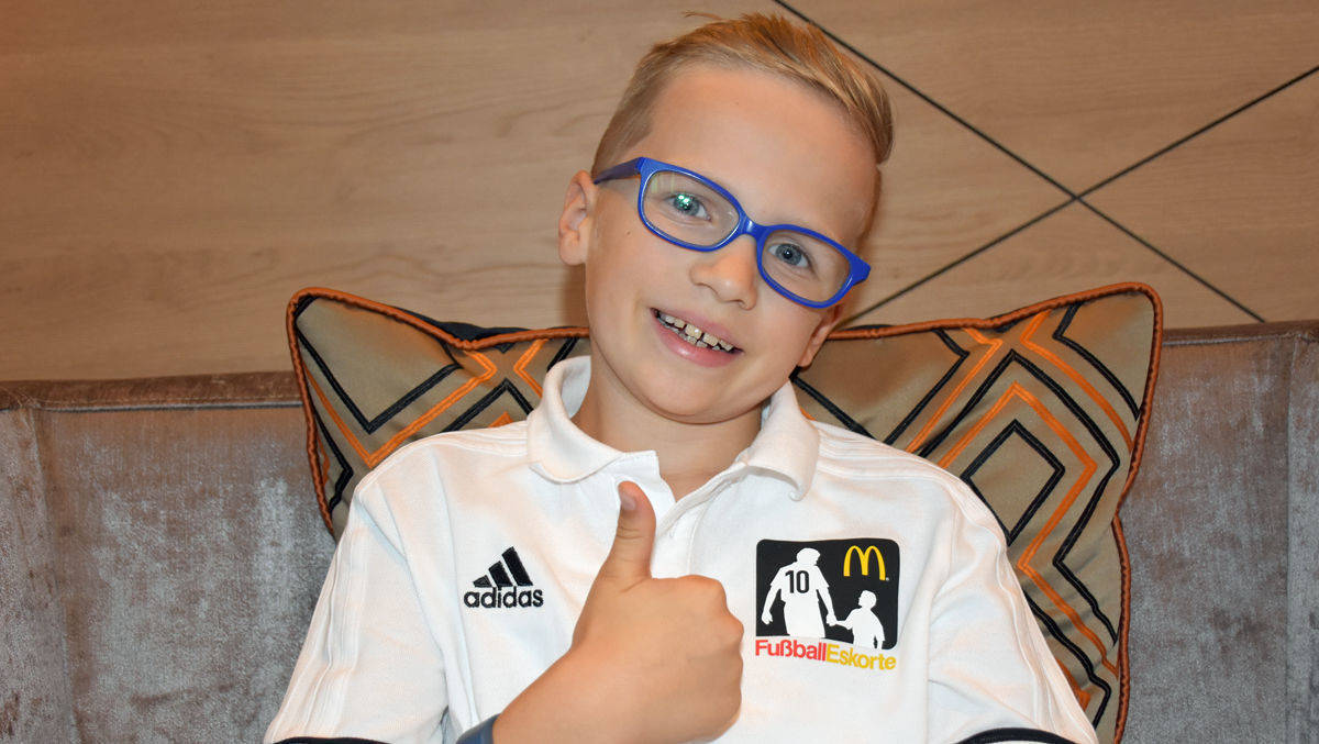 Felix Bumb ist als McDonald's-Eskorten-Kind mit dabei.