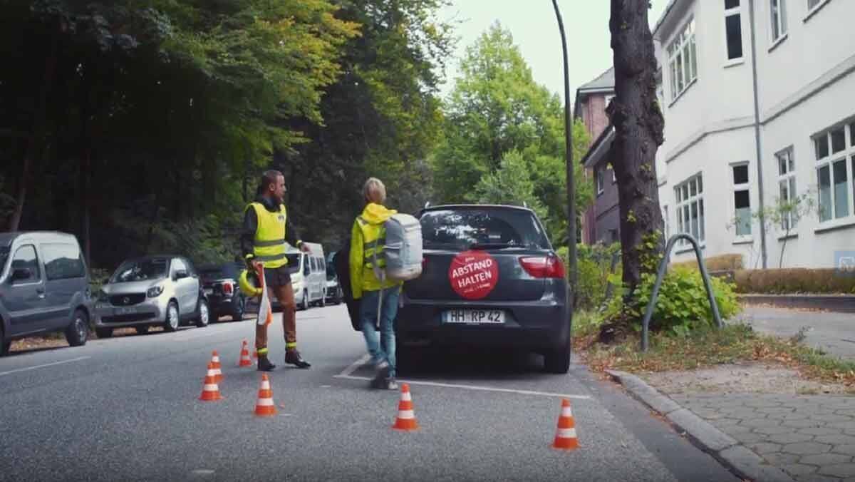 Der ACV nimmt in seiner neuen Kampagne die oft übertriebene Fürsorge der Eltern aufs Korn.