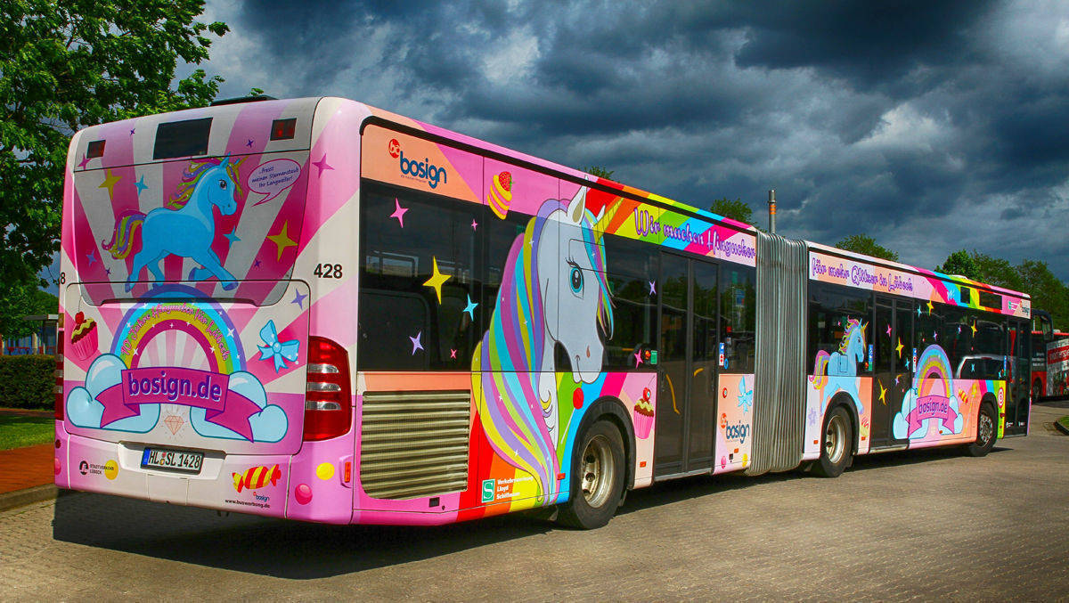 Ist zurzeit der Hingucker in Lübeck: Einhorn-Linienbus im Stadtverkehr.