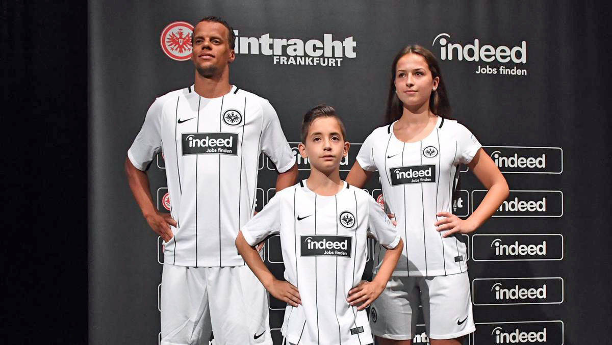 Die neuen Eintracht-Trikots wurden am Freitag (23.6.) in Frankfurt vorgestellt.