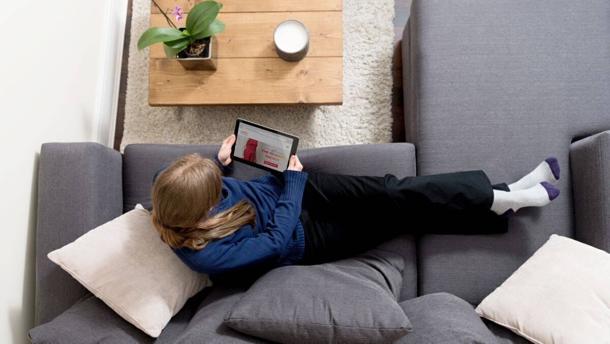 Online-Shopping bekam durch die Krise einen Schub und legt um etwa 15 Prozent zu.