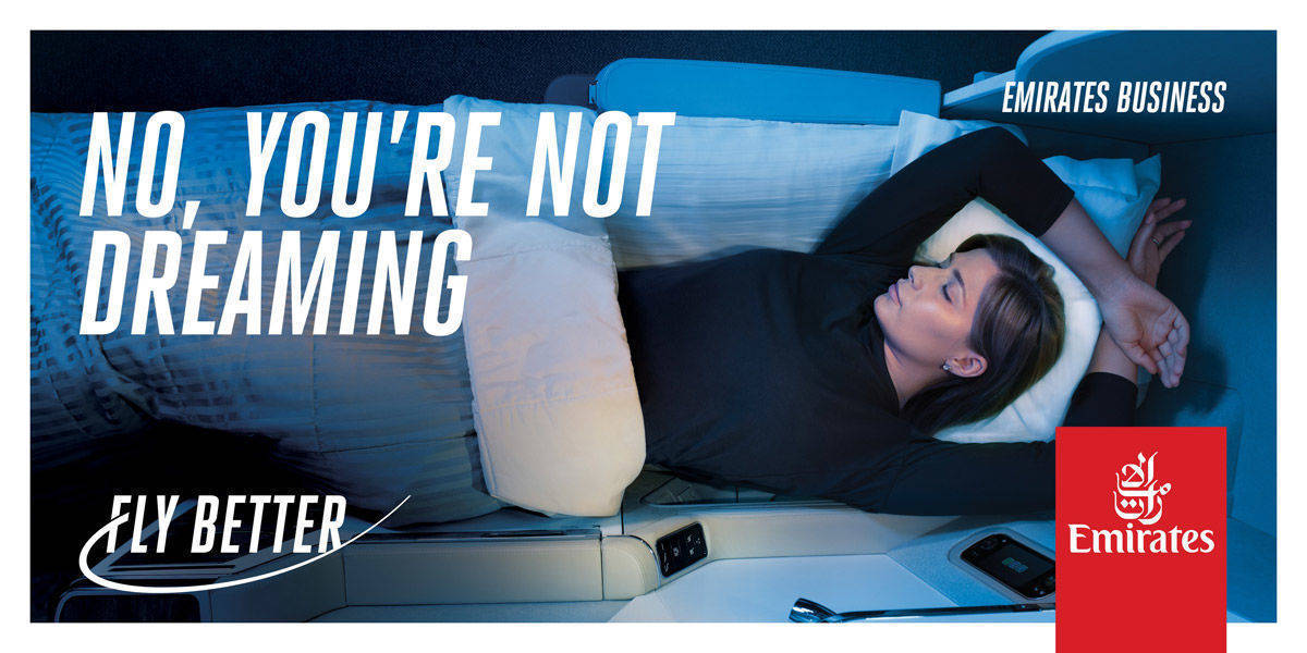Die Fluggesellschaft Emirates positioniert sich mit Service, Komfort und Bordunterhaltung: "Fly Better"-Kampagne.