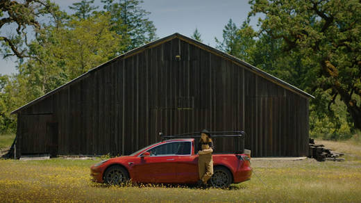 "Erhältlich: nirgends." Den Tesla-Gelände-Pickup aus diesem Werbespot hat Bastlerin Simone selbst gebaut.