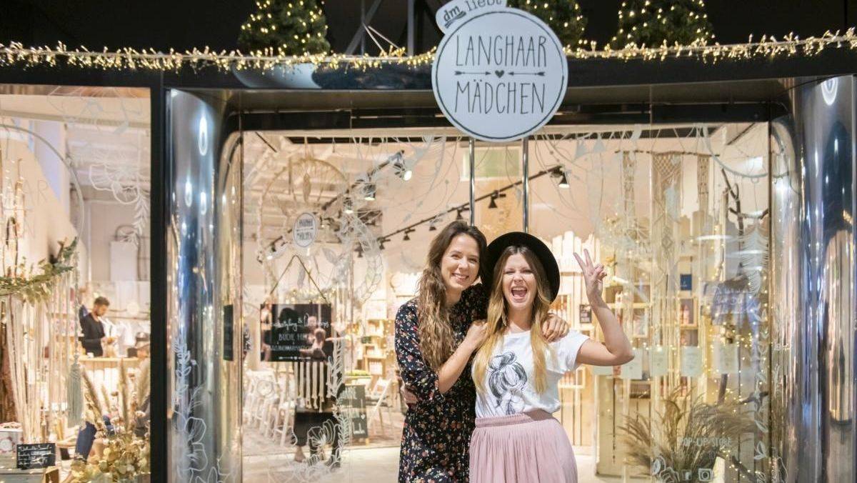 Die beiden Langhaarmädchen-Gründerinnen Ramona Mayr und Julia Schindelmann vor ihrem Pop-Up-Store in München.