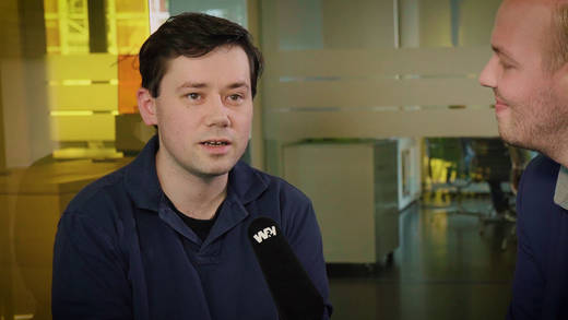 Daniel Rehn (r.) führt das Videointerview mit dem Web-Entertainer Rob Vegas.