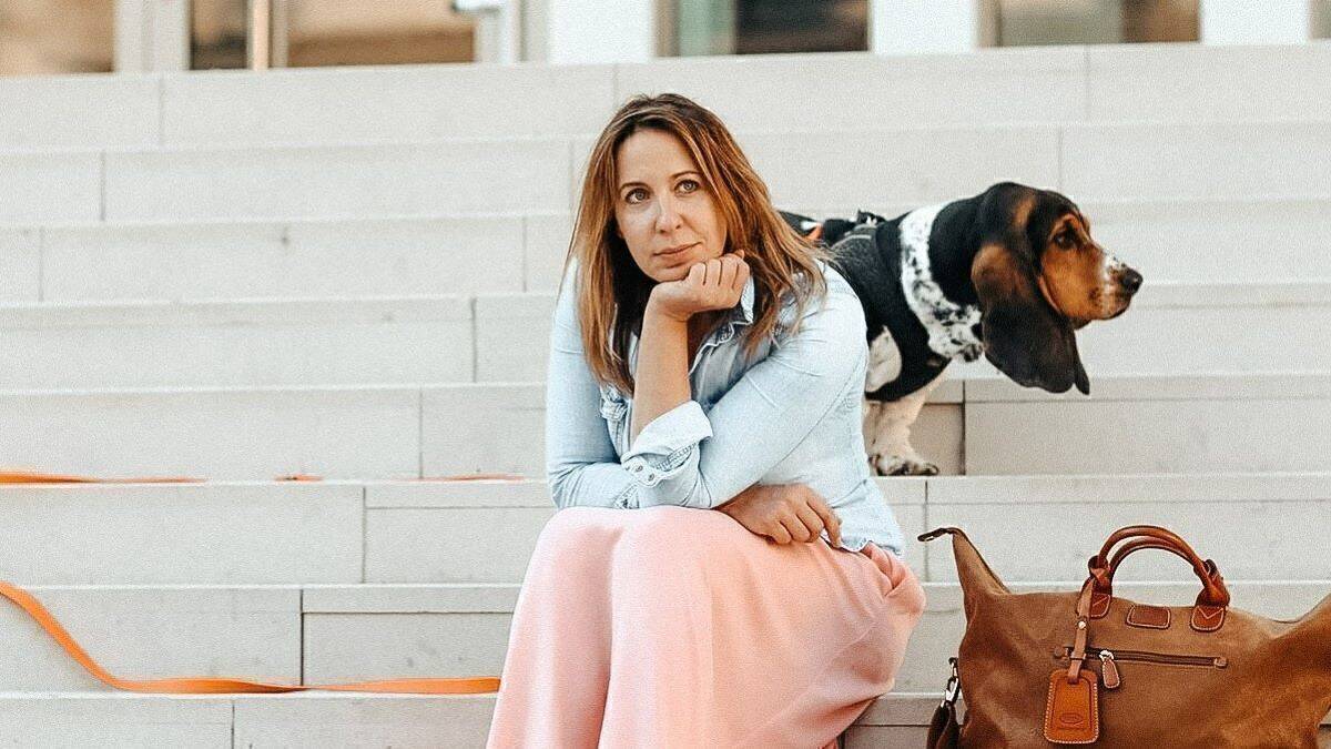 Gustav the Basset mit Frauchen, Alter Ego und Managerin Mary-Ellen Rudloff