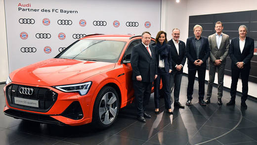 Alexander Seitz (Vorstand der AUDI AG für Finanz, China und Recht), Hildegard Wortmann (Vorständin der AUDI AG für Vertrieb und Marketing), Karl-Heinz Rummenigge (Vorstandsvorsitzender der FC Bayern München AG), Oliver Kahn (Vorstandsmitglied der FC Bayern München AG), Andreas Jung (Vorstand für Marketing, Sponsoring und Events der FC Bayern München AG), Jörg Wacker (Vorstand für Internationalisierung und Strategie der FC Bayern München AG, von links nach rechts)