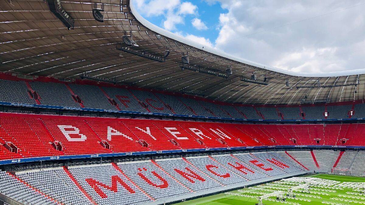 Die Karikaturen hingen in der Fankurve im Stadion.