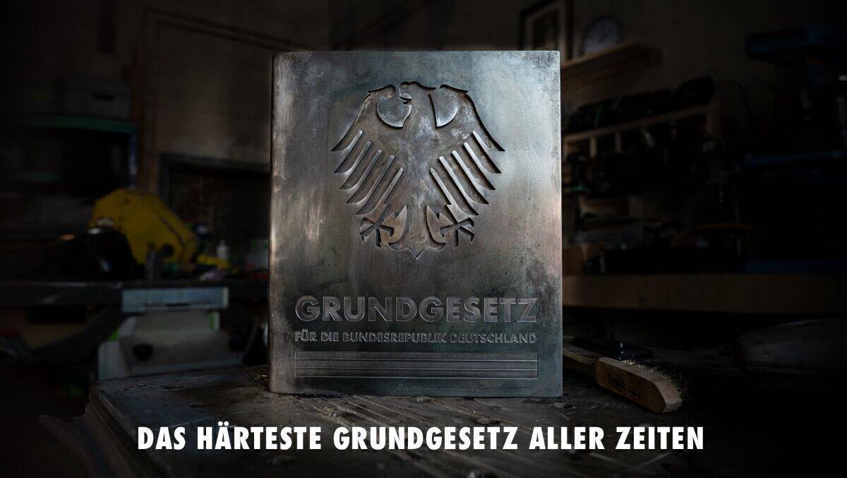 Ein Grundgesetz aus Stahl als Symbol in turbulenten Zeiten.