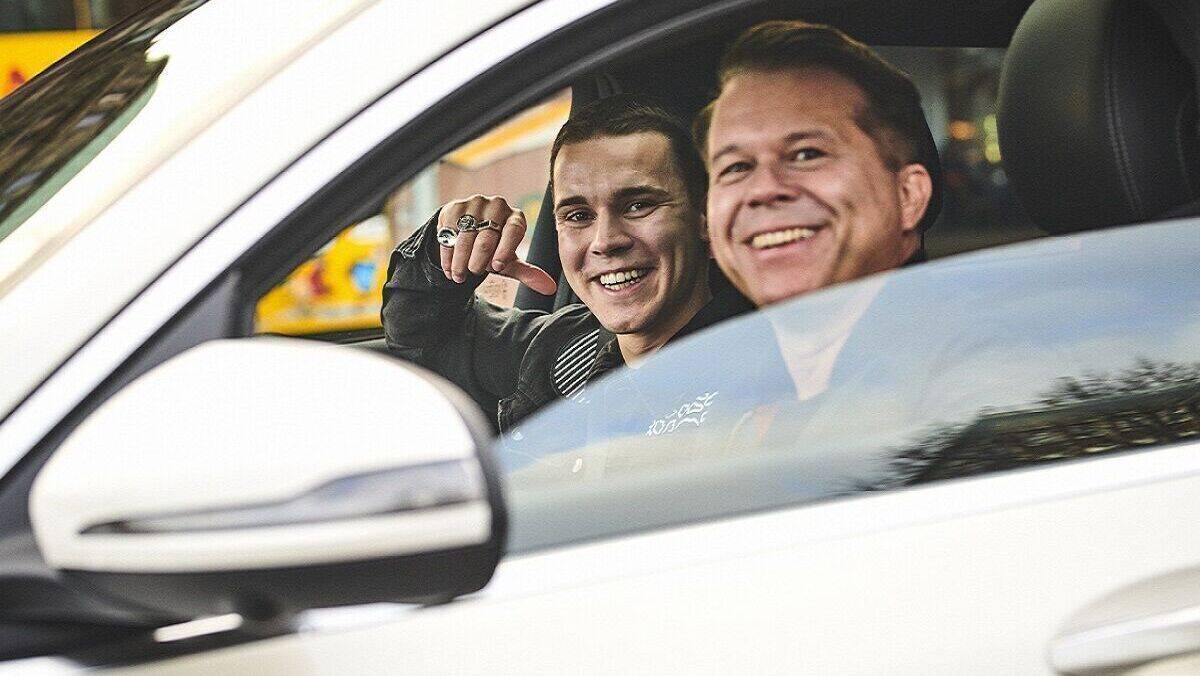 Im Auftrag von "Mixed Tapes" begaben sich Markus Kavka und Felix Jaehn auf eine Spritztour mit dem vollelektrischen Mercedes-Benz EQC.