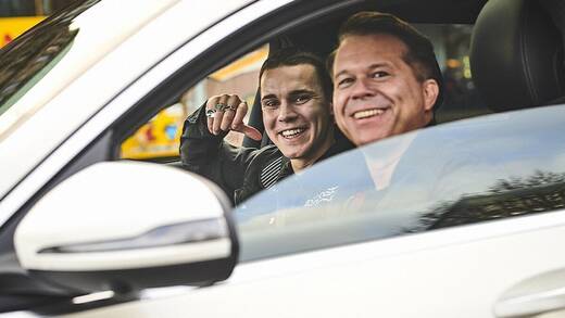 Im Auftrag von "Mixed Tapes" begaben sich Markus Kavka und Felix Jaehn auf eine Spritztour mit devollelektrischen Mercedes-Benz EQC.