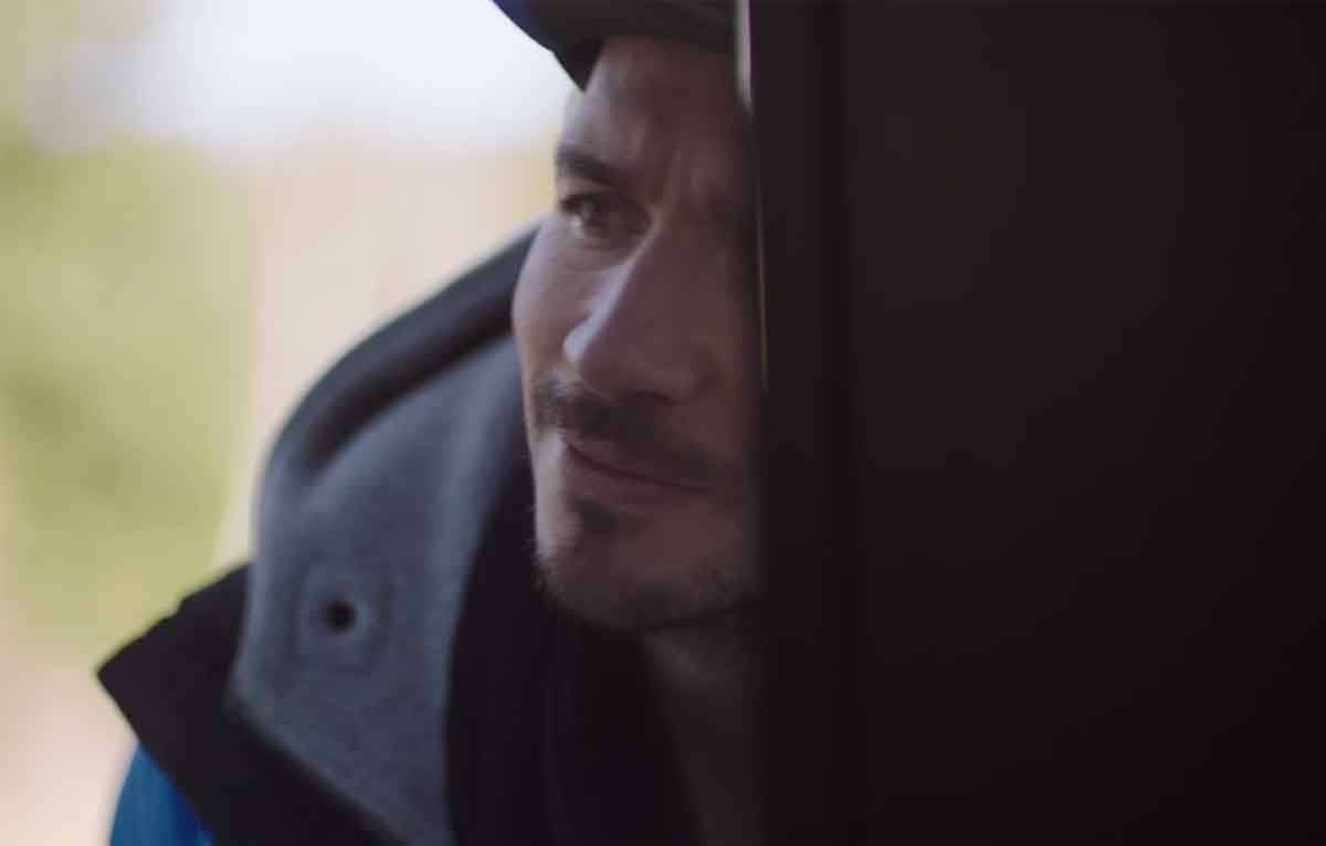 Am Ende des TV-Spots klingelt der verletzte Felix Neureuther bei Hackl.