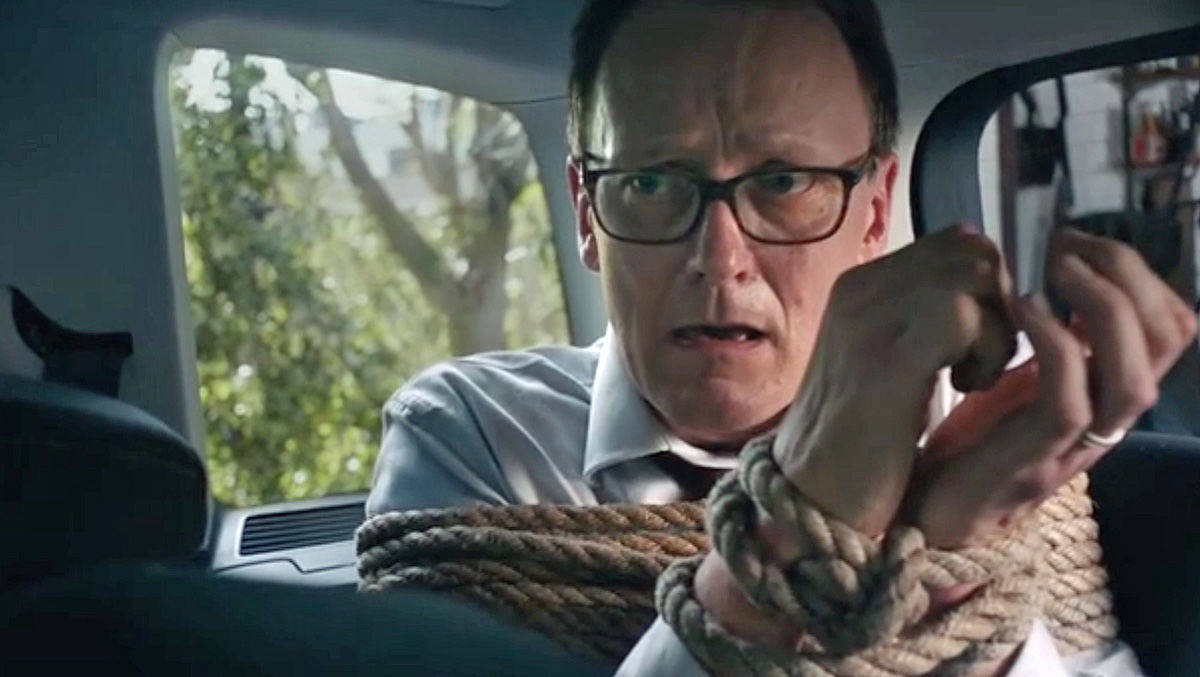 Falls man mal keine Hand frei hat: Szene aus dem neuen Spot für den Volkswagen Touran.