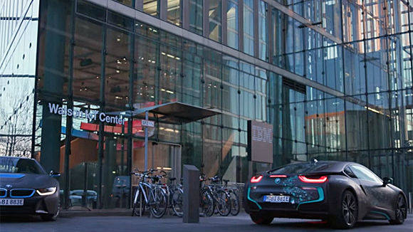Die BMW Group ist eines der ersten Unternehmen, das mit einem Team in die globale Zentrale des Watson-Systems in München einzieht.