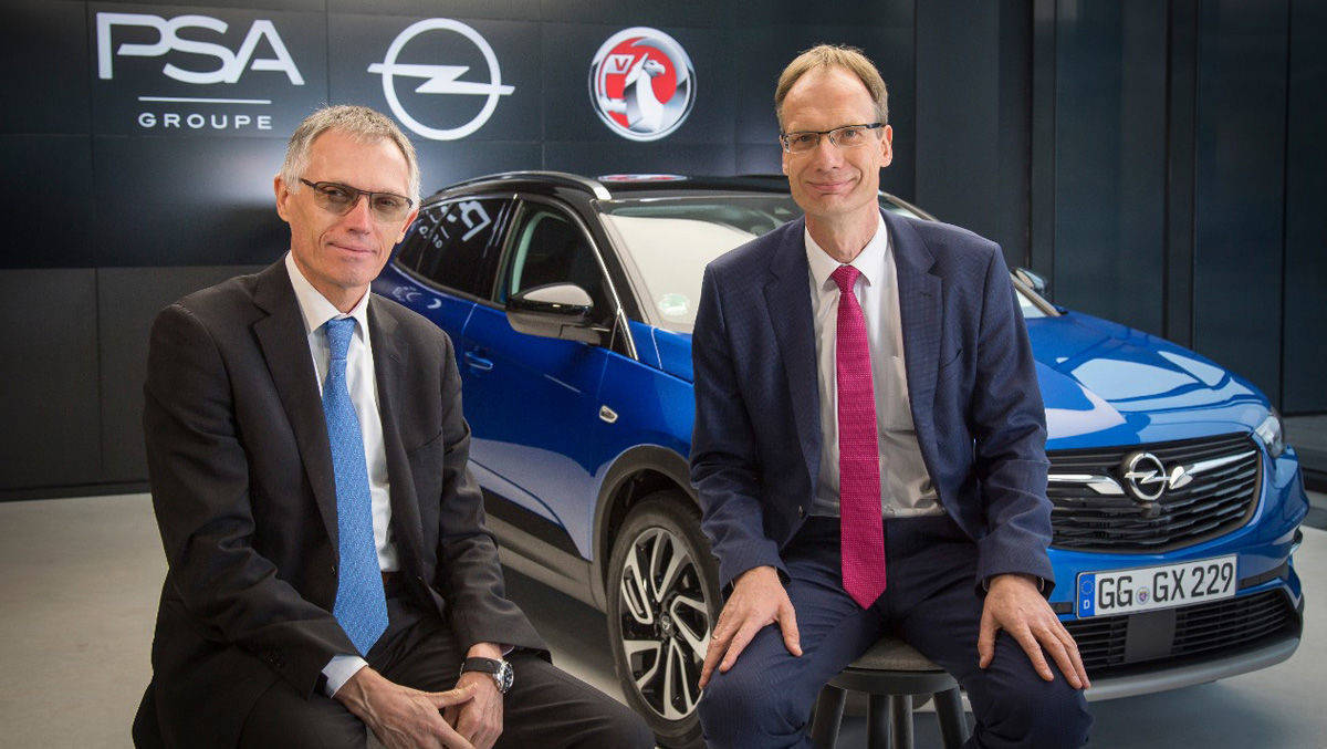 Carlos Tavares, Chairman of the Managing Board der Groupe PSA, und Opel CEO Michael Lohscheller vor dem Grandland X.