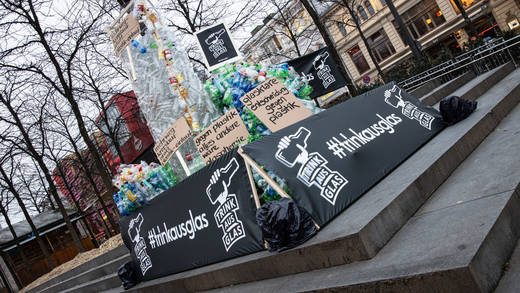 Mit dieser Installation protestierte Fritz-Kola in Hamburg gegen Umweltverschmutzung.