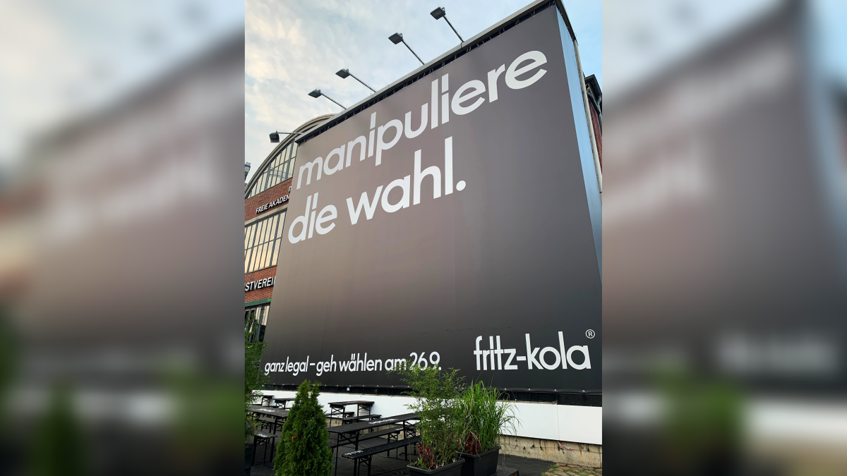 Diese Plakate von Fritz-Kola hängen in neun großen deutschen Städten.