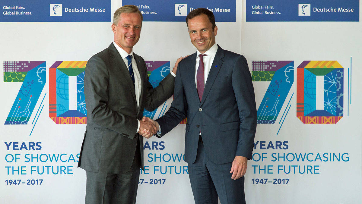 Wolfram von Fritsch (l.) übergibt die Führung der Deutschen Messe AG an Jochen Köckler.