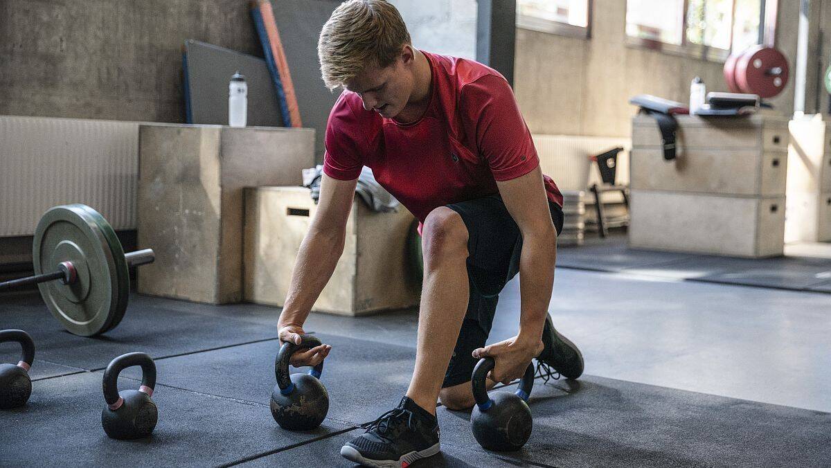 Mick Schumacher im Training mit Kettlebells.