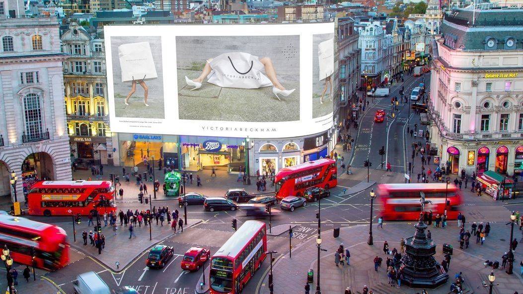 Die drei Motive stammen vom deutschen Modefotografen Juergen Teller.