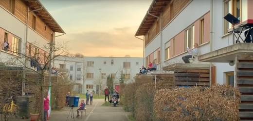 Eine ganze Straße musiziert.