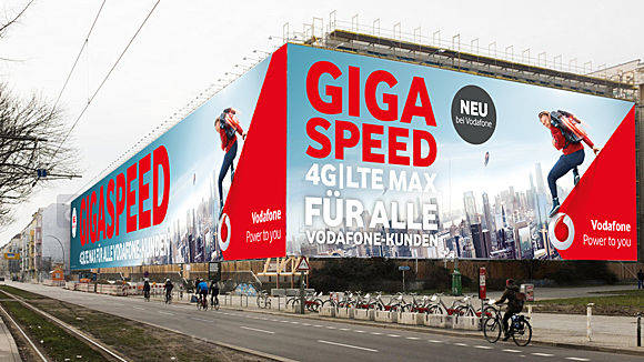 Das Riesenbanner in Berlin.