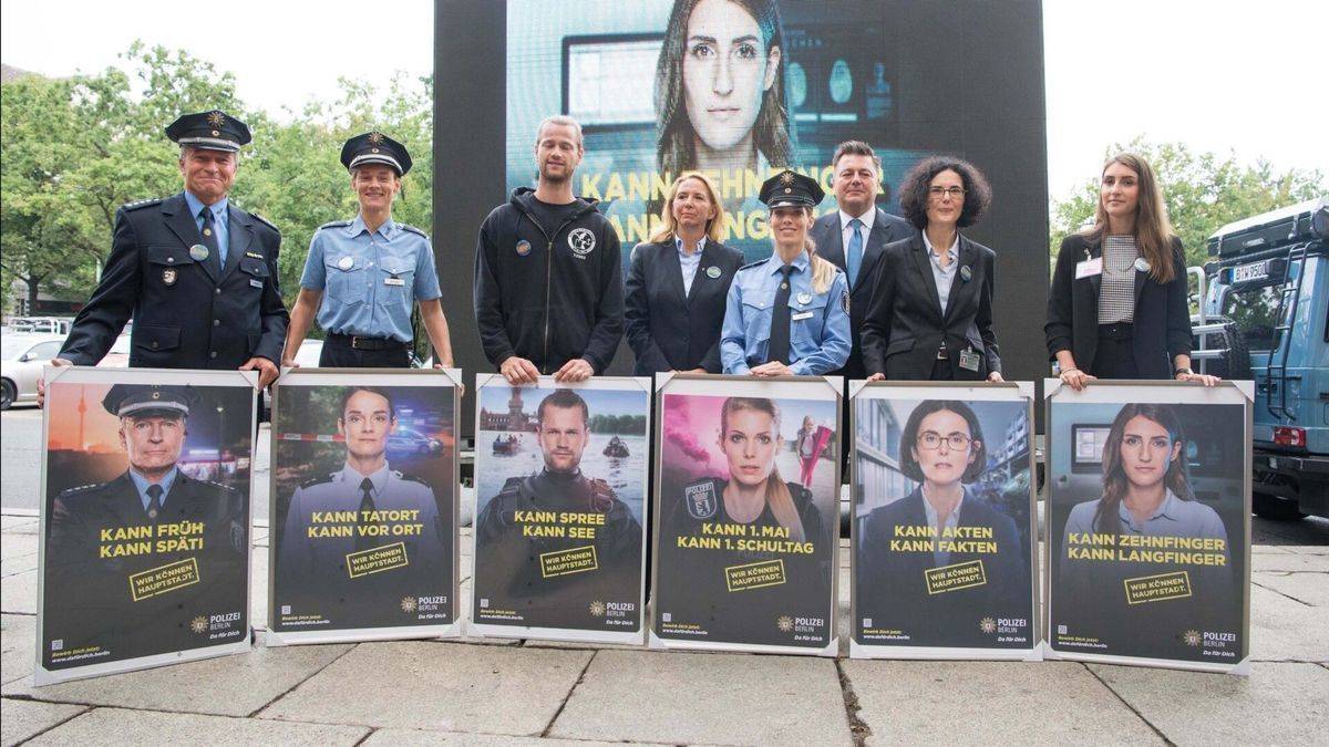 Für die neue Imagekampagne der Berliner Polizei haben rund 50 echte Polizistinnen und Polizisten ihre Köpfe hingehalten.